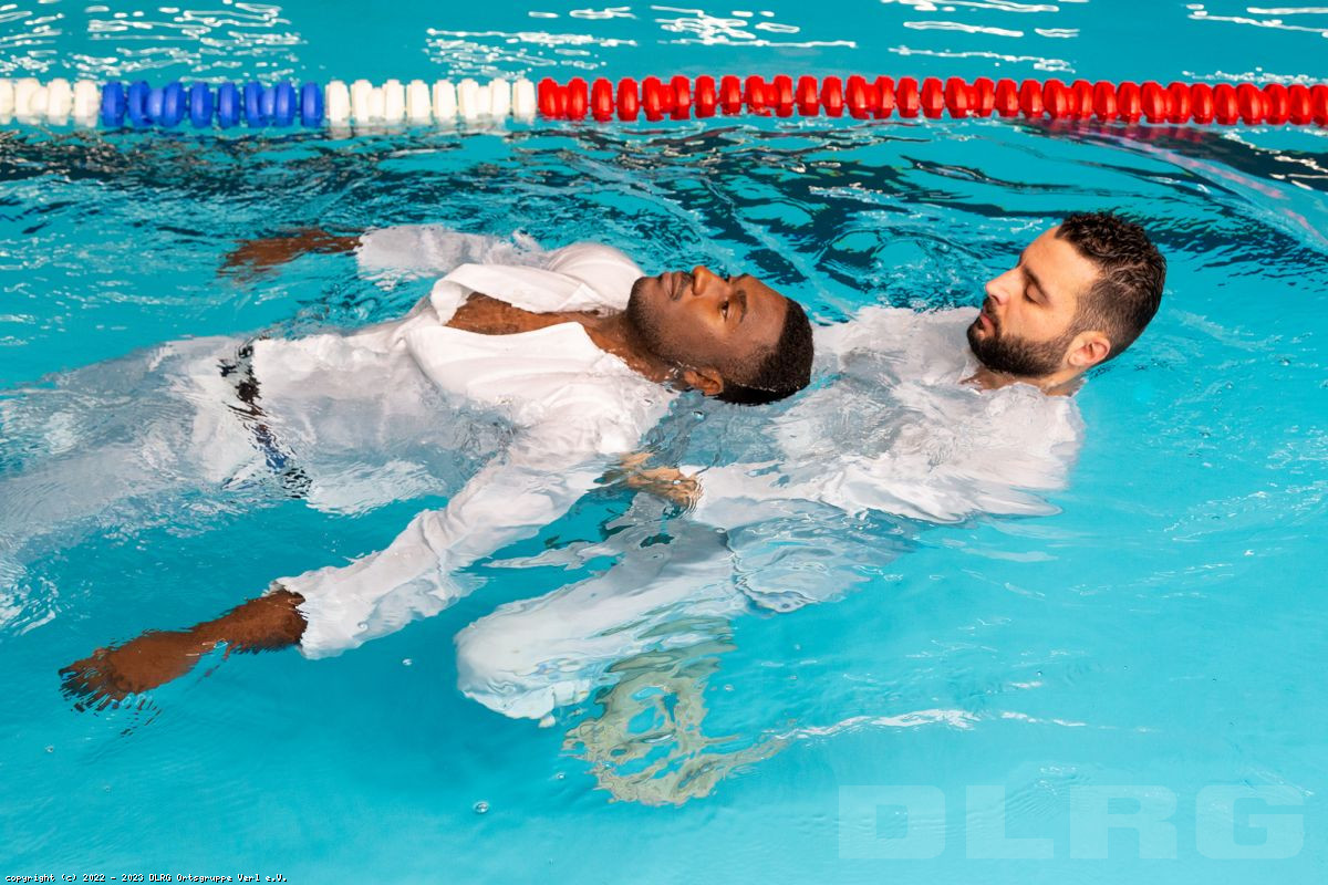 Abnahme Von Rettungsschwimmabzeichen DLRG Ortsgruppe Verl E V 