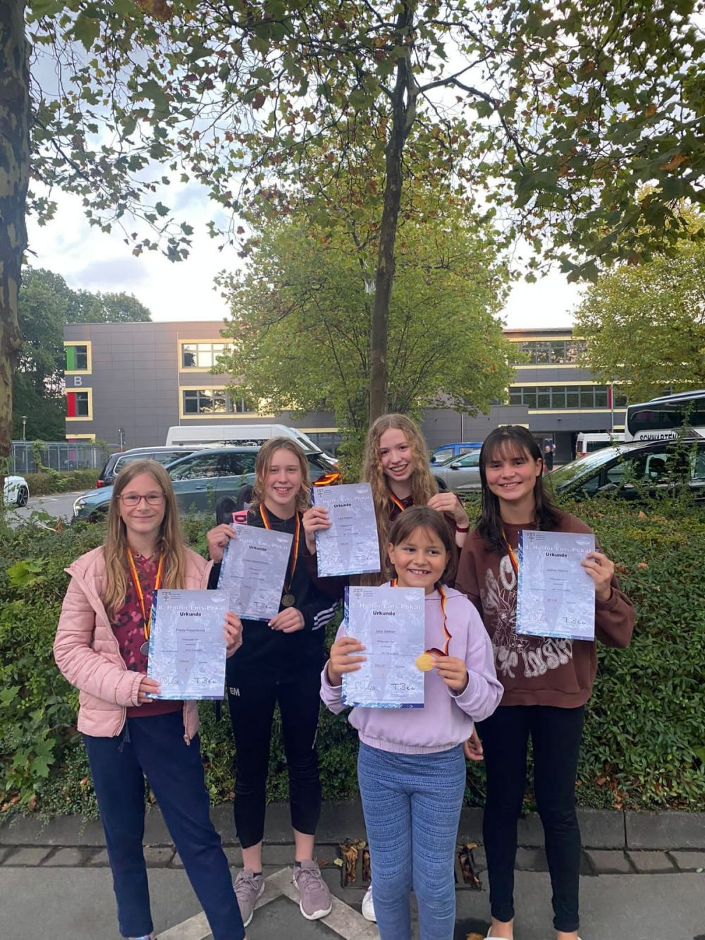 19 Schwimmerinnen Der DLRG Ortsgruppe Verl Starten Beim 8 Holter Ems 